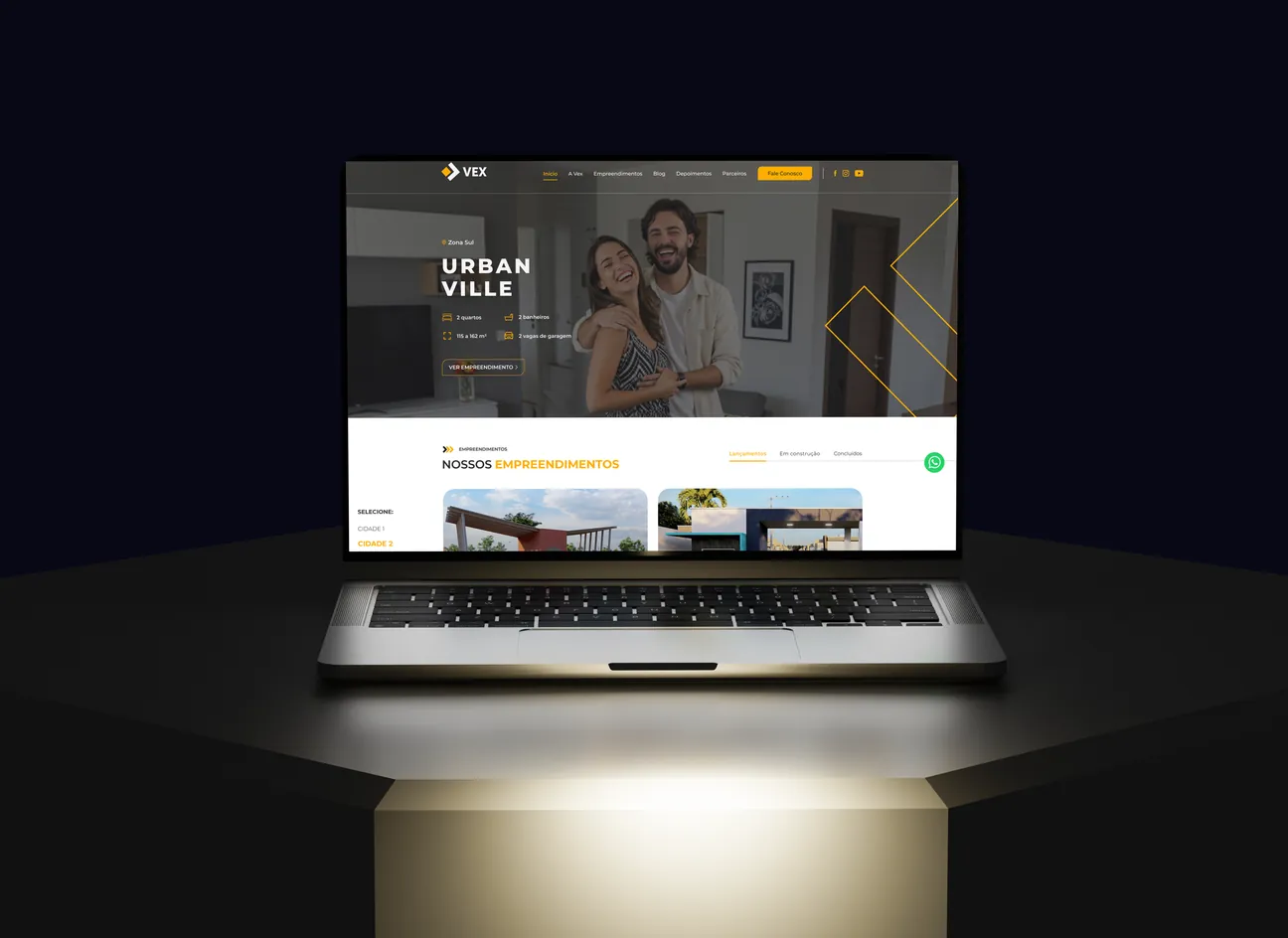 Site da Vex Construções aberto em um notebook