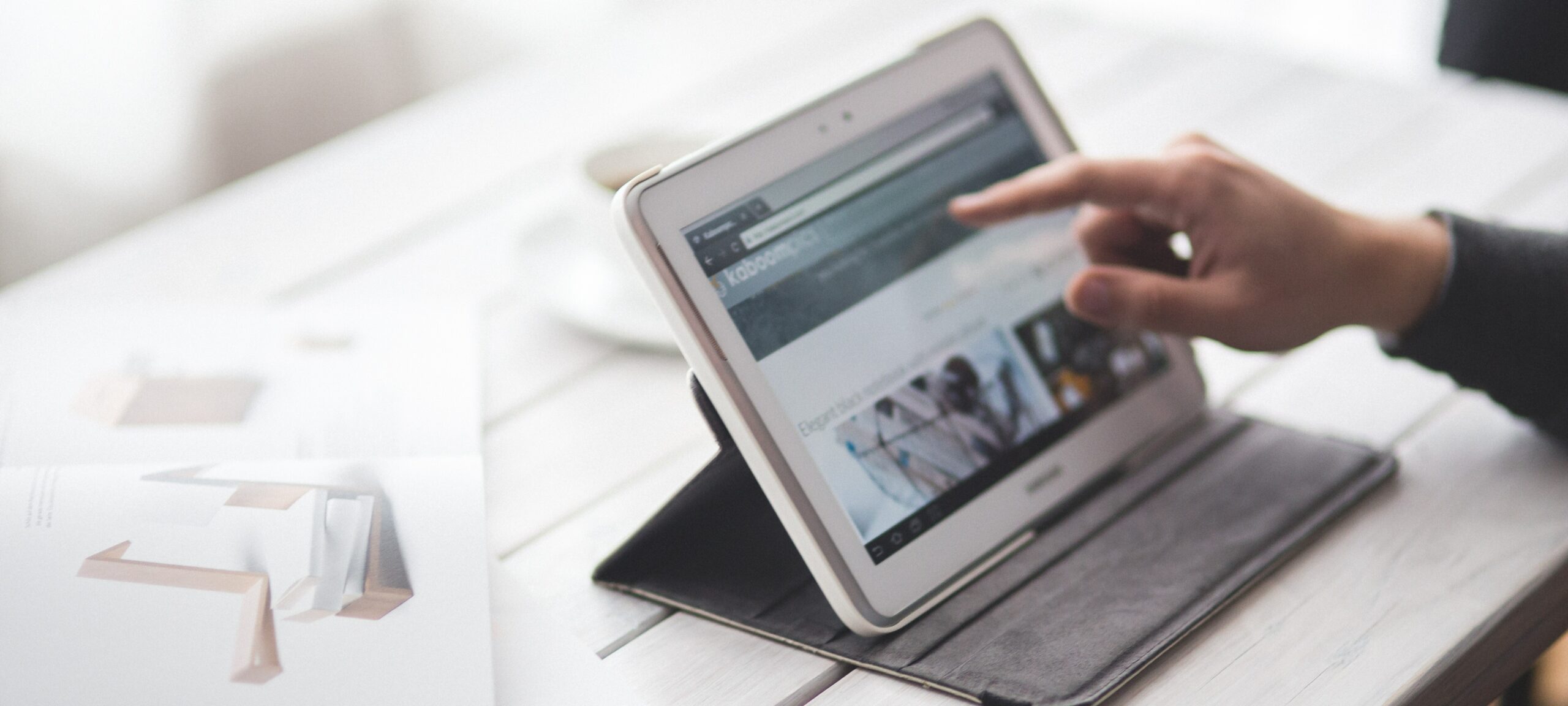 Pessoa usa site em tablet