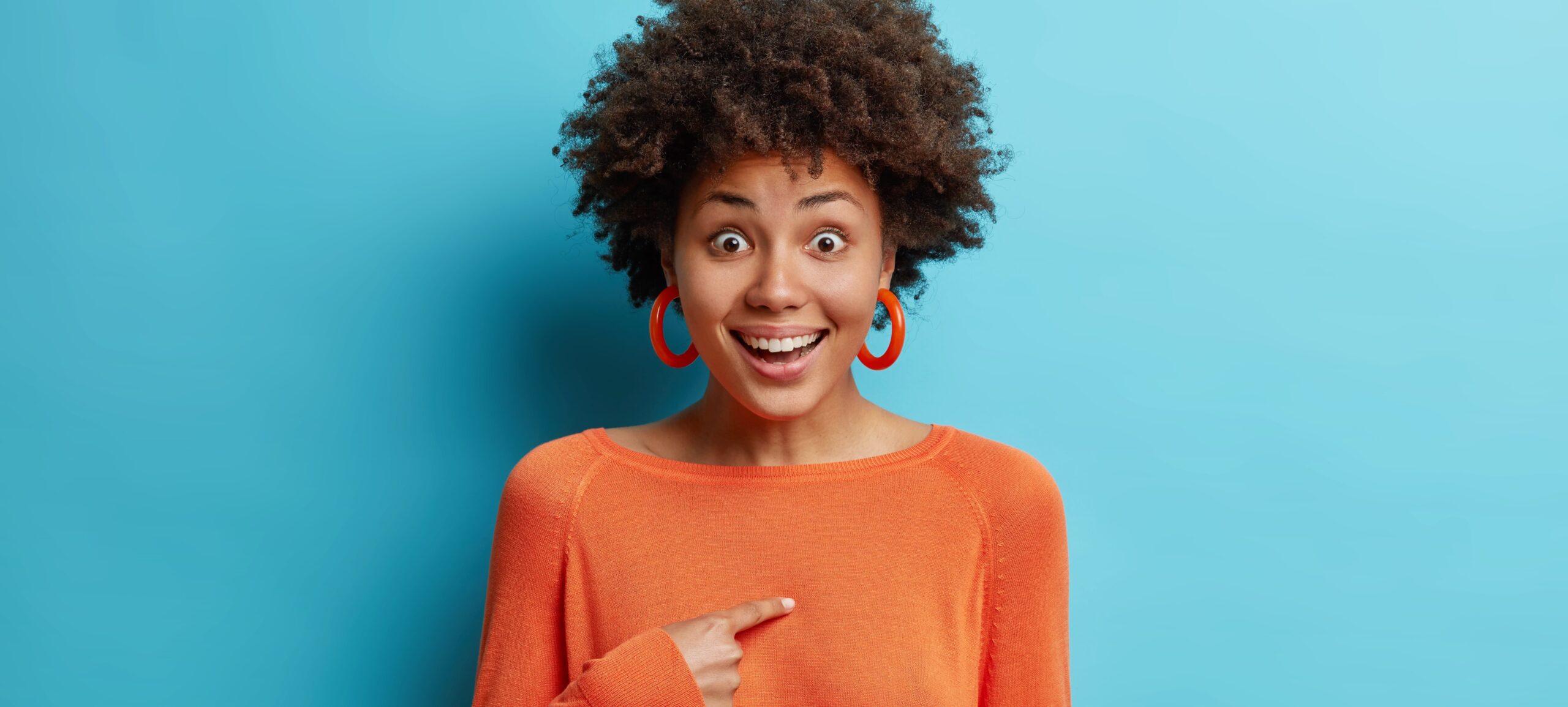 Mulher aponta para si mesma